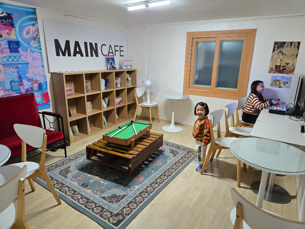 흰여울문화마을 카페 다락방 – 오락실 게임기 있는 공간