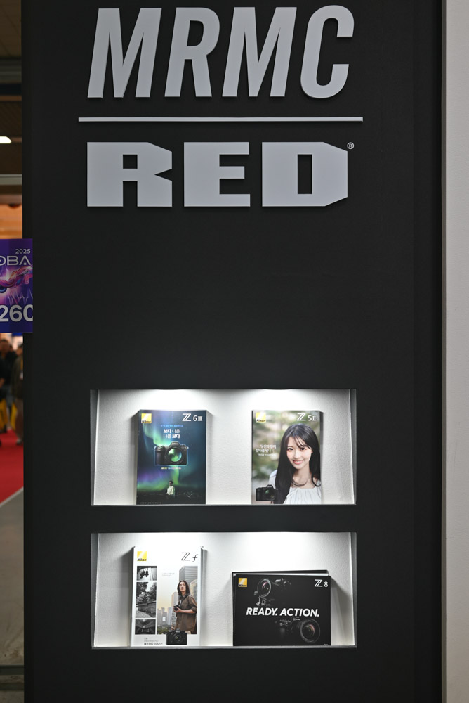 2025 코바에서 본 니콘 부스의 레드 카메라와 MRMC