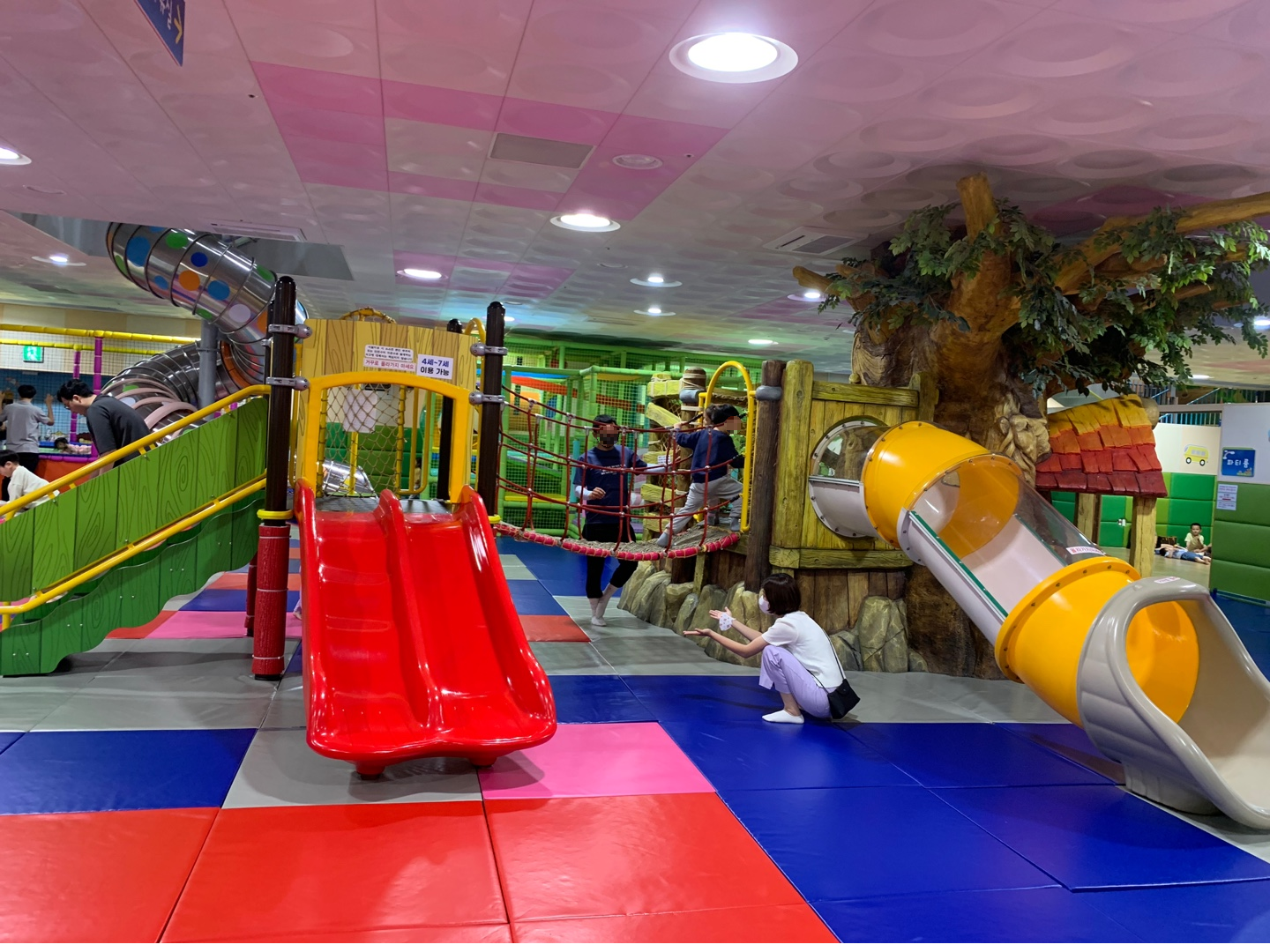 춘천꿈자람어린이공원 실내공원 1층 미끄럼틀
