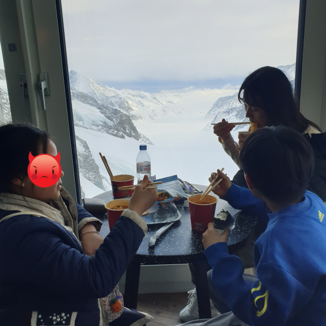 융프라우요흐 신라면 타임 - 설산을 배경으로