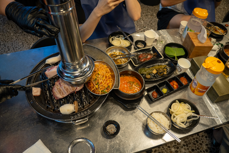 고기를-직접-직원분이-구워주신다.