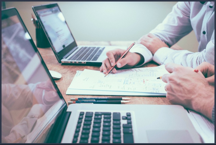 펼쳐진 노트북 2개