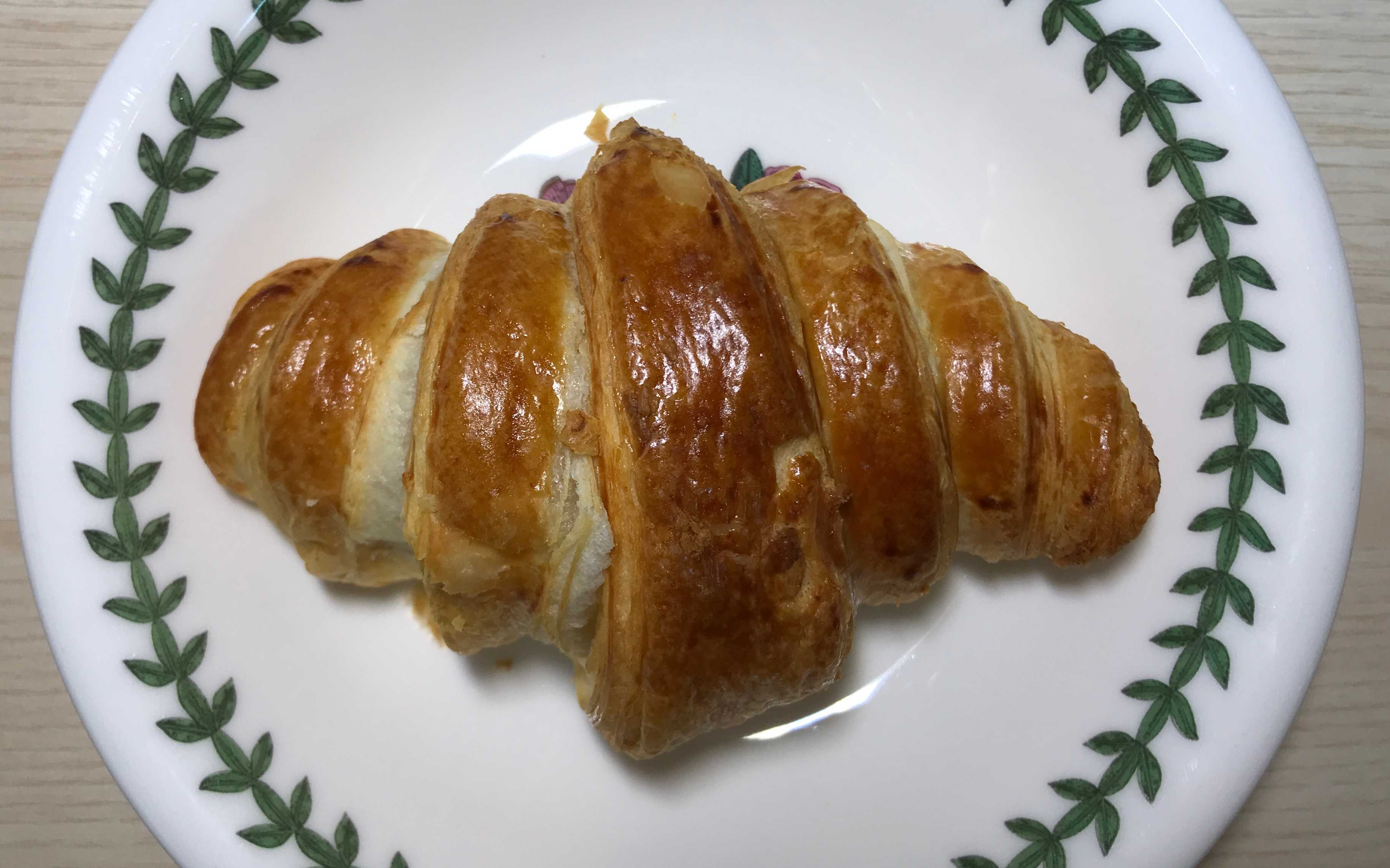 에어프라이어에 구운 크루아상의 모습입니다. 겉부분이 진갈색으로 바삭하게 구워졌습니다.