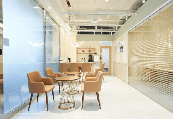 차를 마실 수 있는 여러개의 의자와 테이블