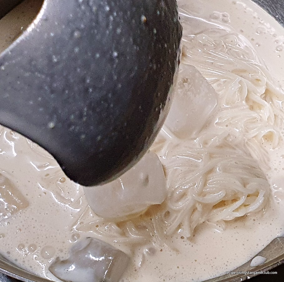 두부로 만드는 간단한 콩국수 소면에 콩국물 붓기