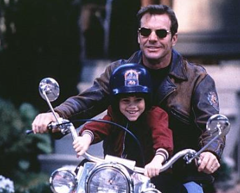 영화 프리퀀시 중 아빠와 아들의 행복한 모습