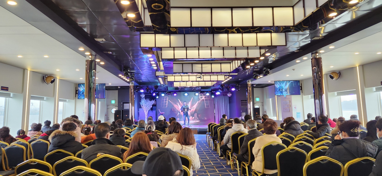 인천월미도 유람선 선상공연 사진입니다.