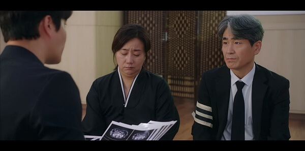 유가족과-얘기하는-로이