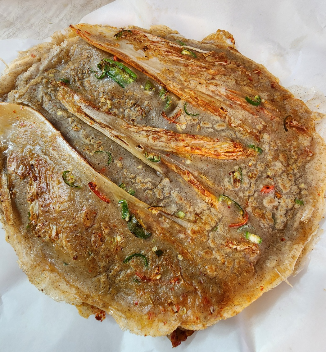 김치가 들어간 메밀전이에요 주문을 해야 가능하답니다.