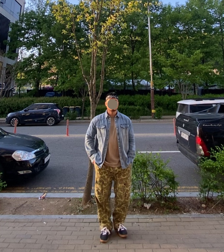 데일리룩('26. 5. 4.)하바행크 HAVAHANK 페이슬리 반다나, 디미트리블랙 웨스턴 데님셔츠, 쿨탠다드 티셔츠, 브론슨 M43 덕헌팅 카모 카고팬츠, 컨버스 올스타 스니커즈