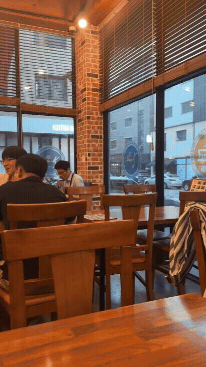광교반점 내부 전경 - 창가 자리와 따뜻한 조명 gif