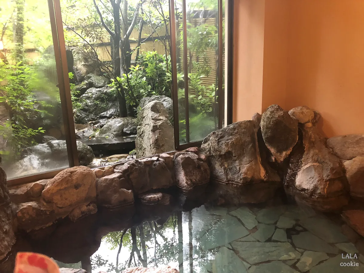 후쿠오카-유후인-료칸-추천-야마다야-온천탕과-나무와-돌