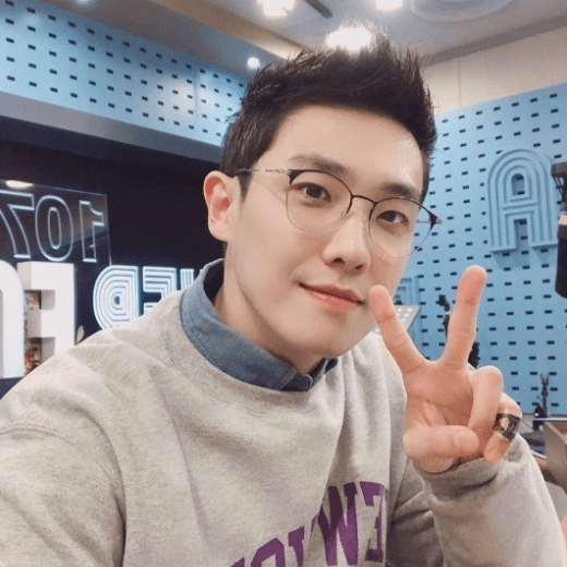 안경쓴 이준 셀카