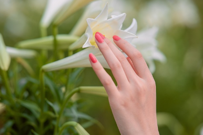 세계에서 가장 긴 손톱의 주인공, 그녀의 일상과 손톱 관리 비법