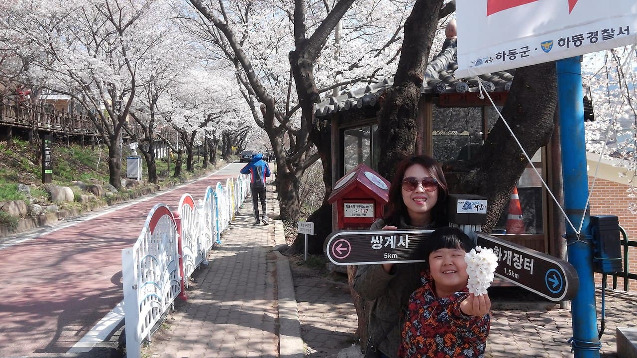 쌍계사 화개장터 이정표 앞에서 기념촬영