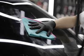 자동차 유리 세정 하는 장면