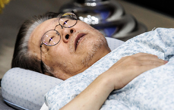 단식 투쟁 16일차인 이재명 더불어민주당 대표가 지난 15일 오전 서울 여의도 국회에서 휴식을 취하고 있다. [사진=뉴시스]