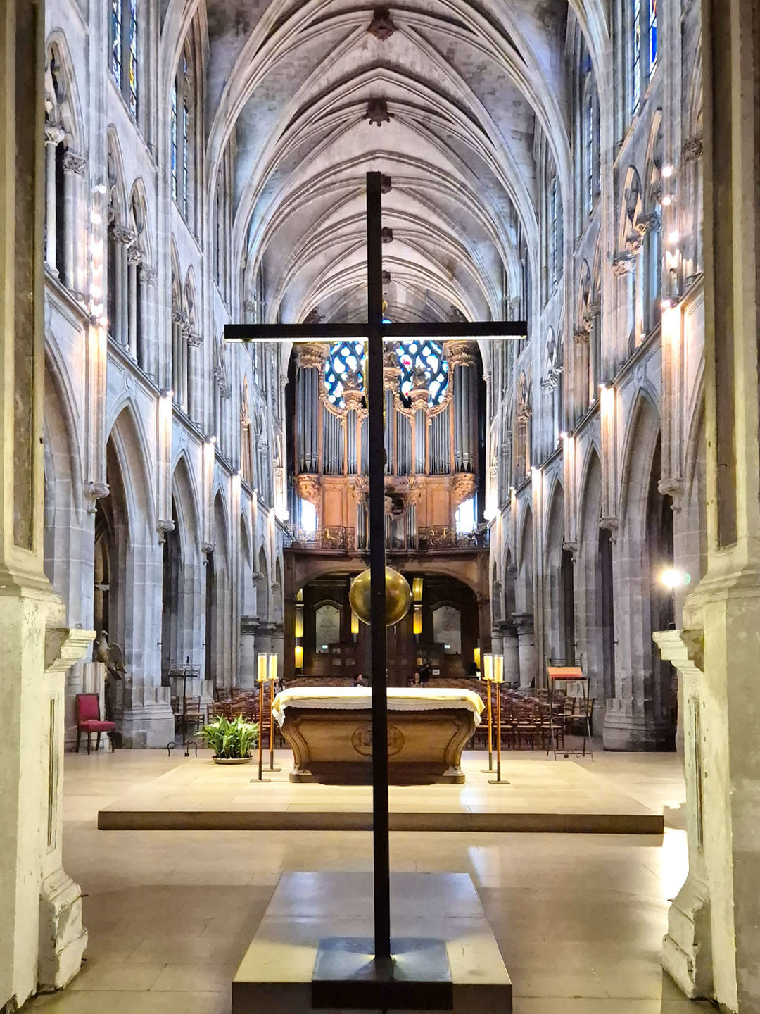 생세브랭 성당 내부 전경, 제대와 기둥 사이로 차분한 분위기가 감도는 파리의 조용한 성당 내부