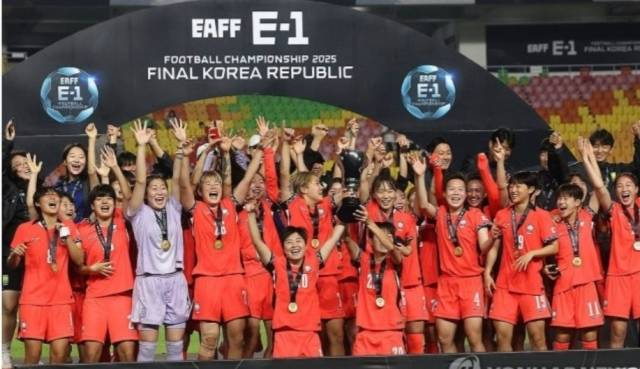 여자 동아시안컵 우승 하여 환호하는 한국 여자 대표팀 단체사진