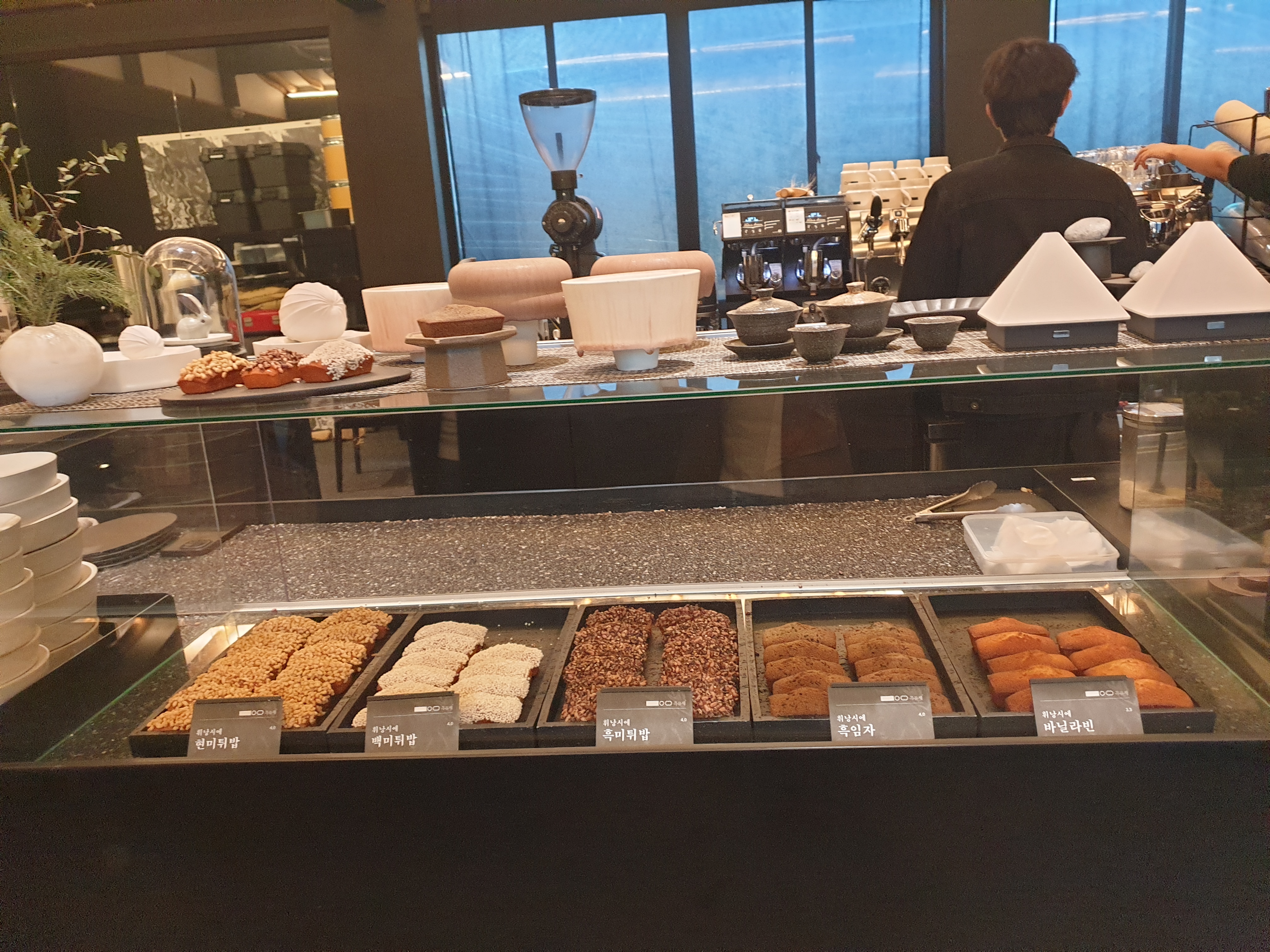 튀밥 5종이 놓여있다. 한국적인 디저트다.