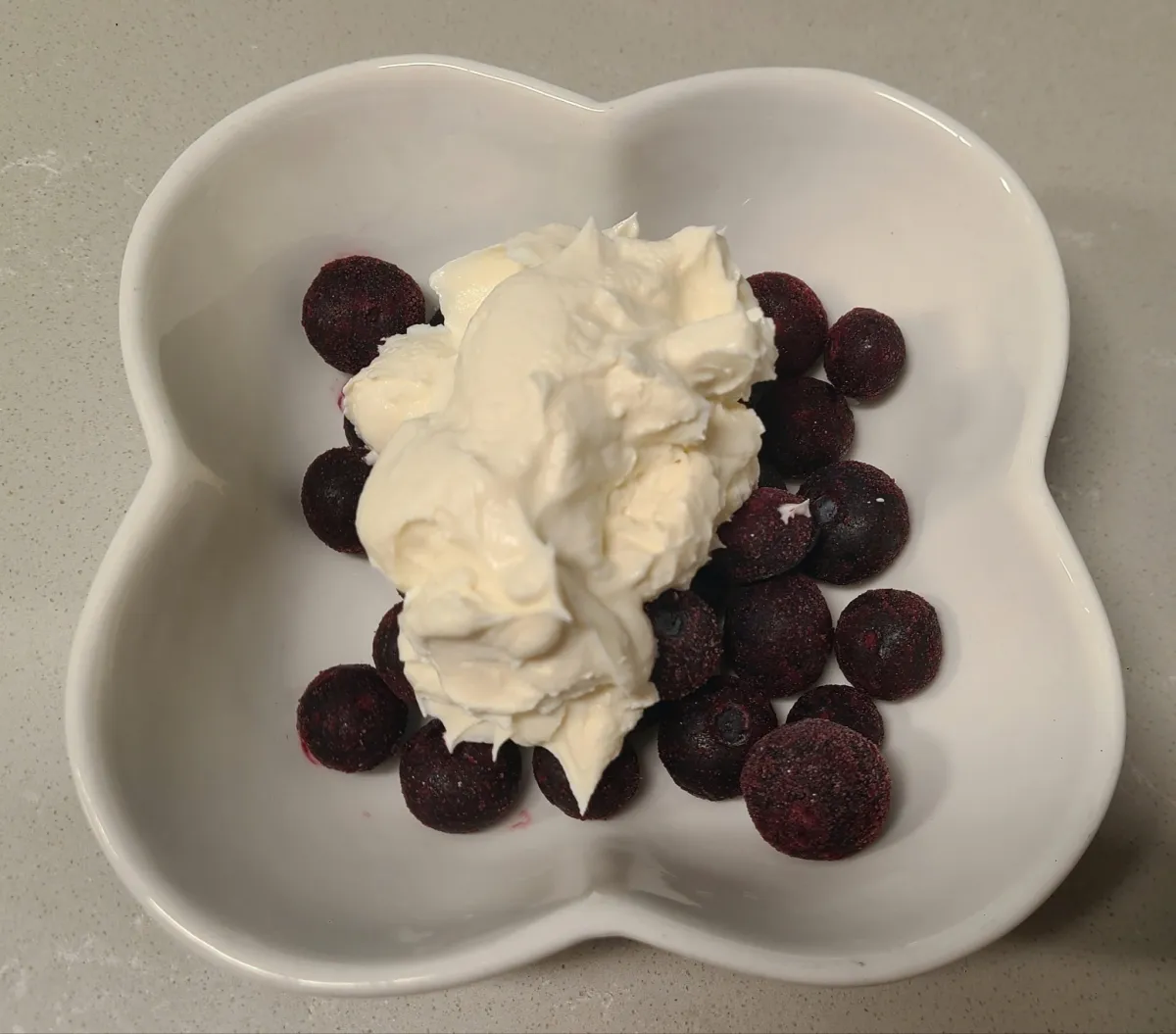 흰색꽃무늬그릇안-블루베리와-그릭요거트