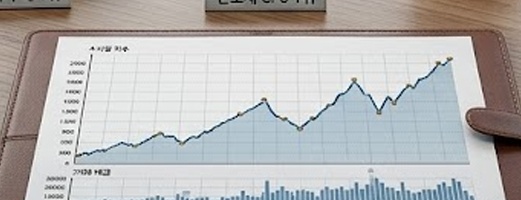 도시 전경이 보이는 사무실 책상 위에 반도체 웨이퍼&amp;#44; 전력 변압기&amp;#44; 바이오 현미경&amp;#44; 2차전지 배터리&amp;#44; 증권 분석 차트가 놓여 있는 실사 이미지