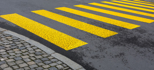 노란색 횡단보도의 도입