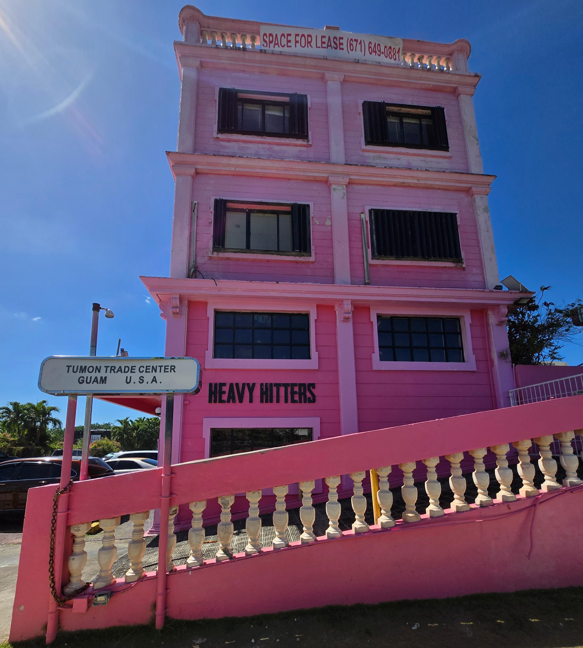괌 헤비히터스 핑크색 건물