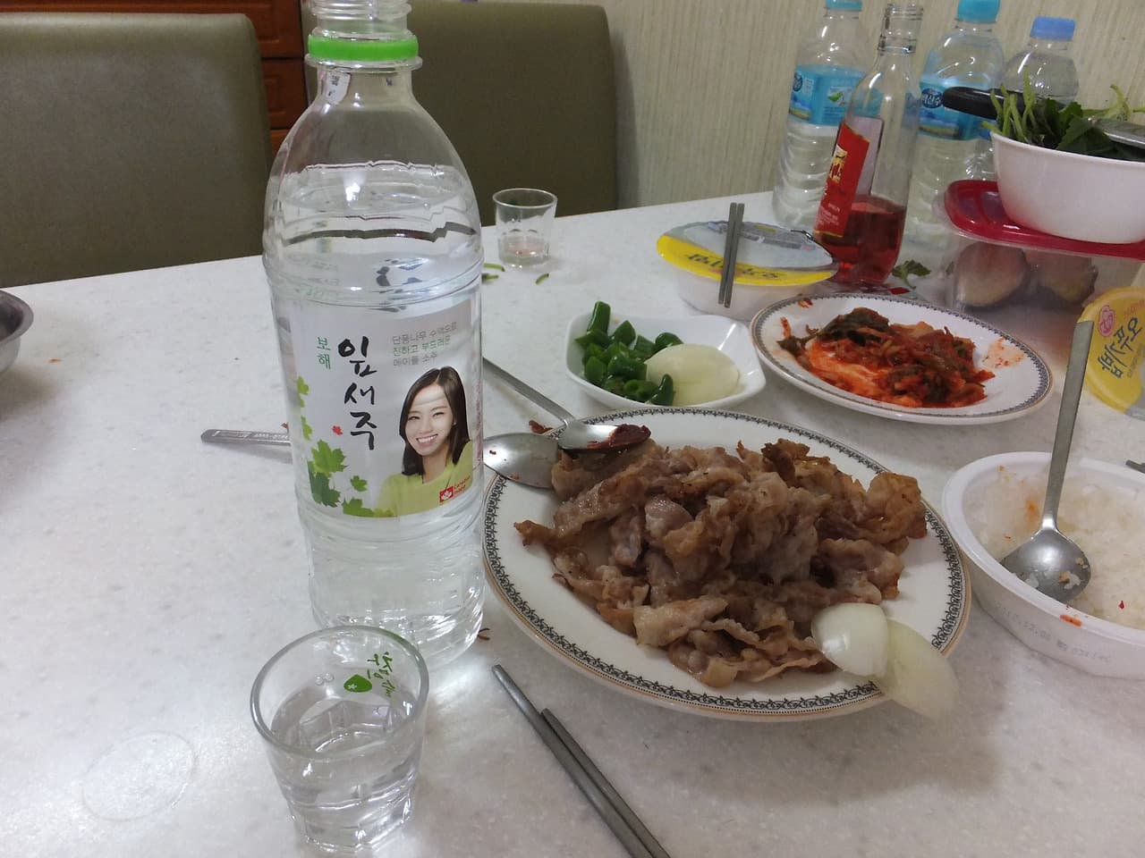 구운돼지고기와 잎새주 한잔