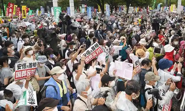 아베의 국장 반대 시위, 일본에도 분명 시위는 존재하지만 일반 사람들이 시위를 자주 접할 수 있지는 않다.