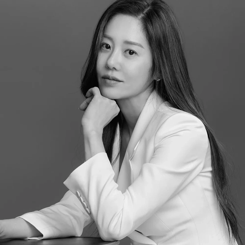 흰색을 배경으로 흰 정장을 입고 긴 갈색머리를 길게 내려트린 배우 고현정