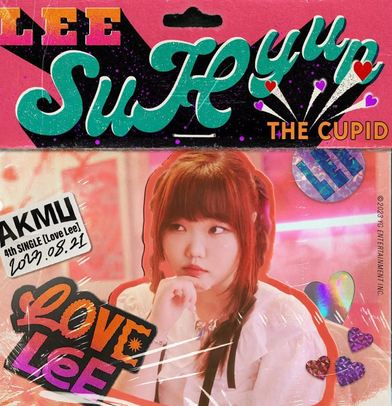 알록달록 쟈켓 위 분홍색 옷을 입은 수현이 오른손으로 턱을 괜체 옆을 바라보는 모습