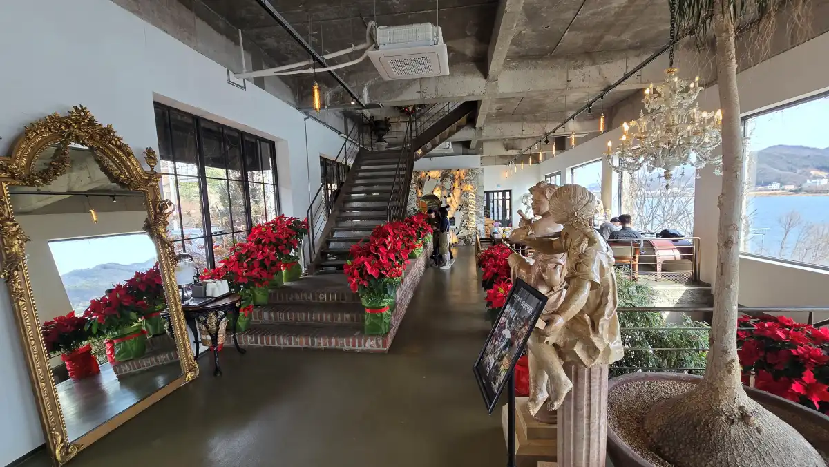 대너리스 1층 인테리어: 미술품과 꽃장식, 거울