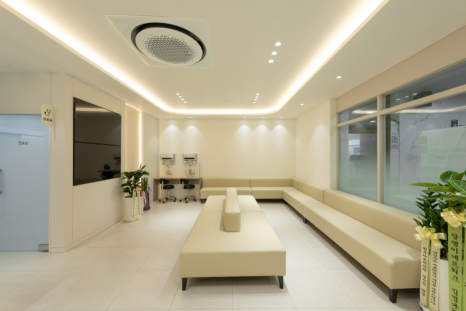 달팽이이비인후과 로비 우측