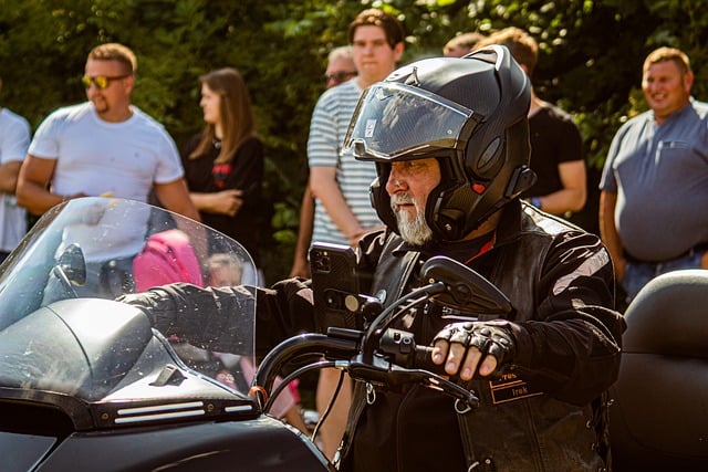 오토바이에 탄 노인