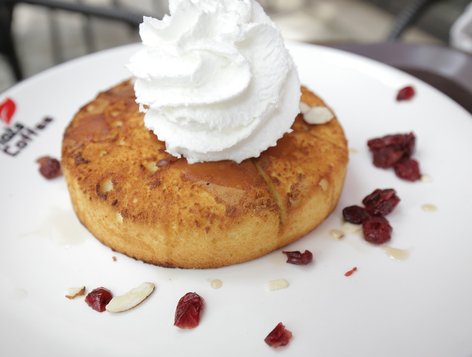 생크림이 올라간 카페 디저트 브레드와 크랜베리 토핑