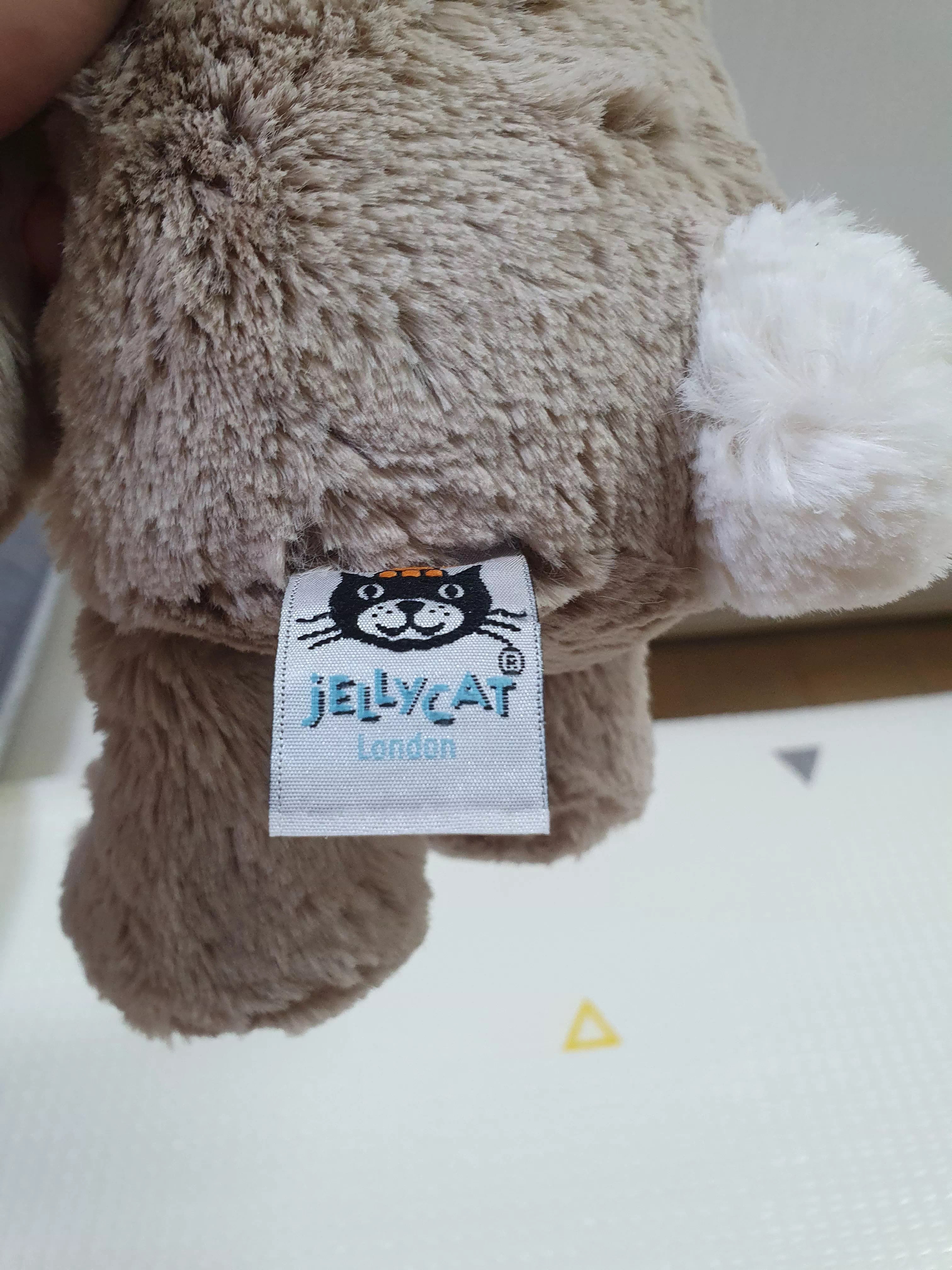 젤리캣 버니 상표 앞
