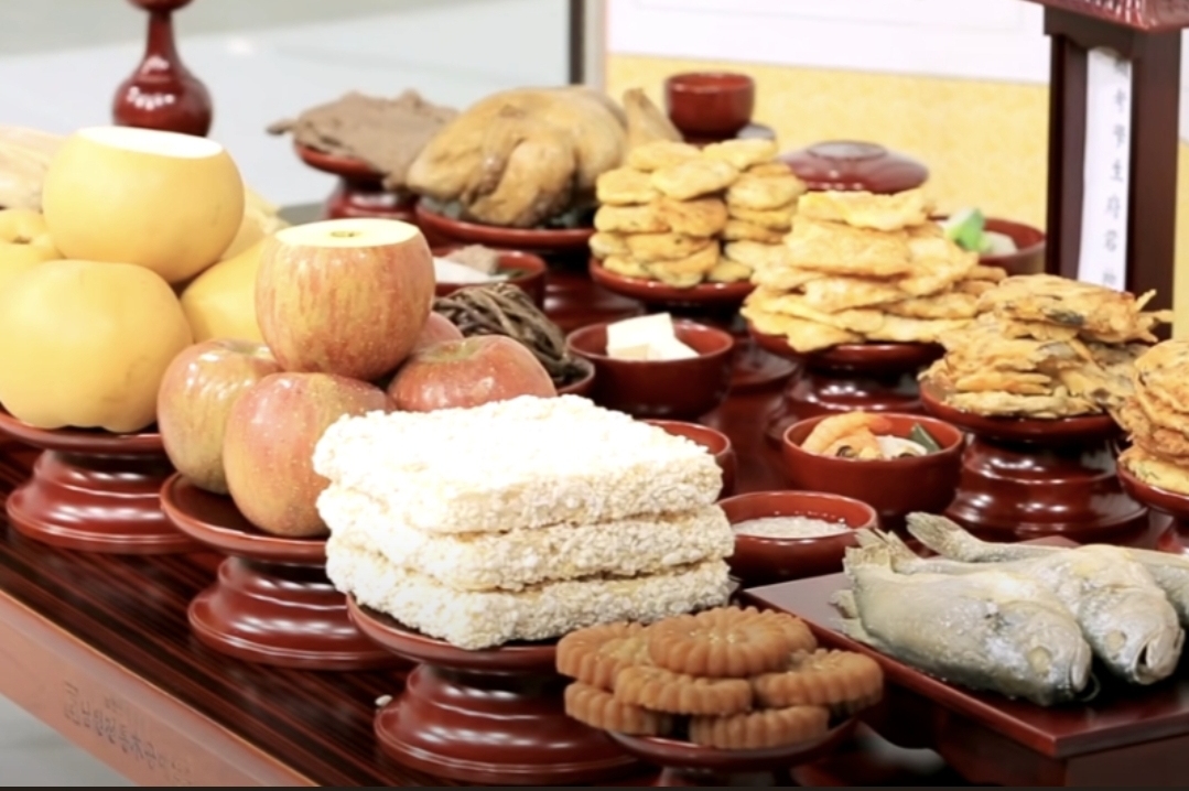 음식들이 많이 있는 제사상