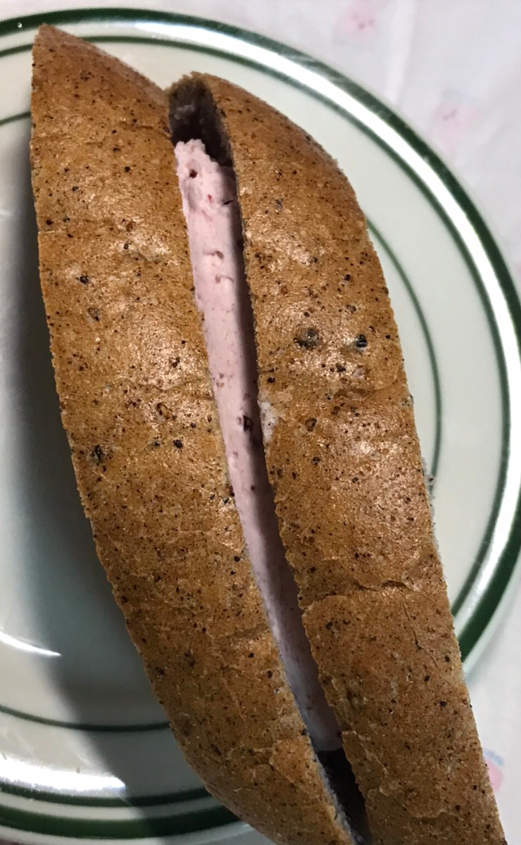 블루베리 크림이 샌딩된 흑미빵 한 덩어리입니다.