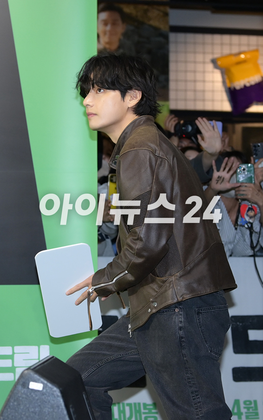 그룹 방탄소년단(BTS) 뷔(김태형)가 24일 오후 서울 강남구 삼성동 메가박스 코엑스에서 열린 영화 &#39;드림&#39;(감독 이병헌) VIP 시사회에 참석하고 있다. [사진=정소희 기자]