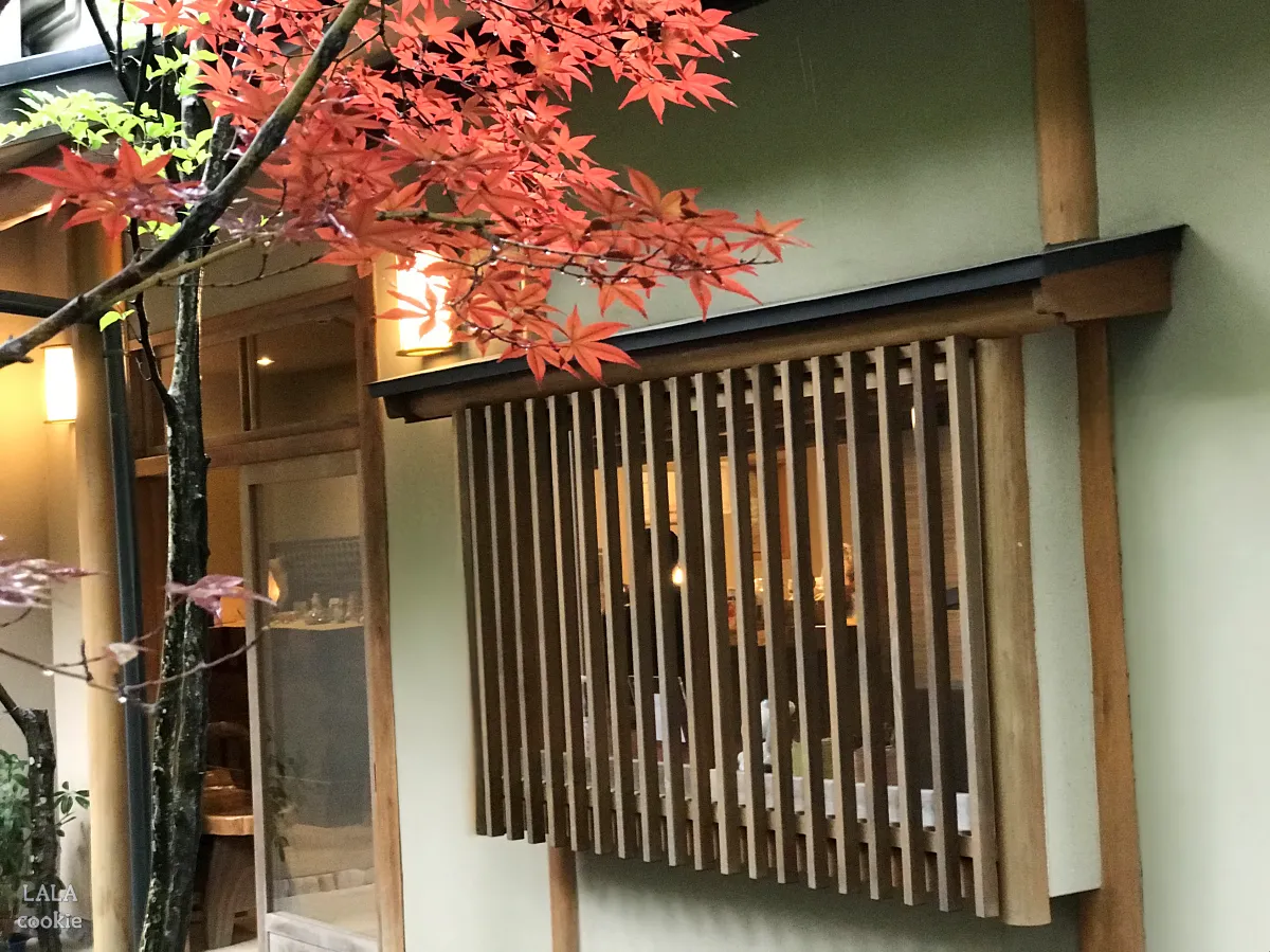 후쿠오카-유후인-료칸-추천-야마다야-창문과-단풍나무