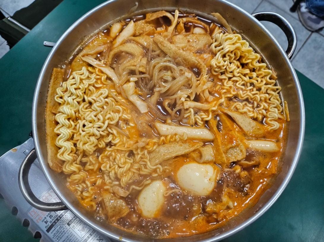 침샘을 자극하는 즉석 떡볶이 한 냄비