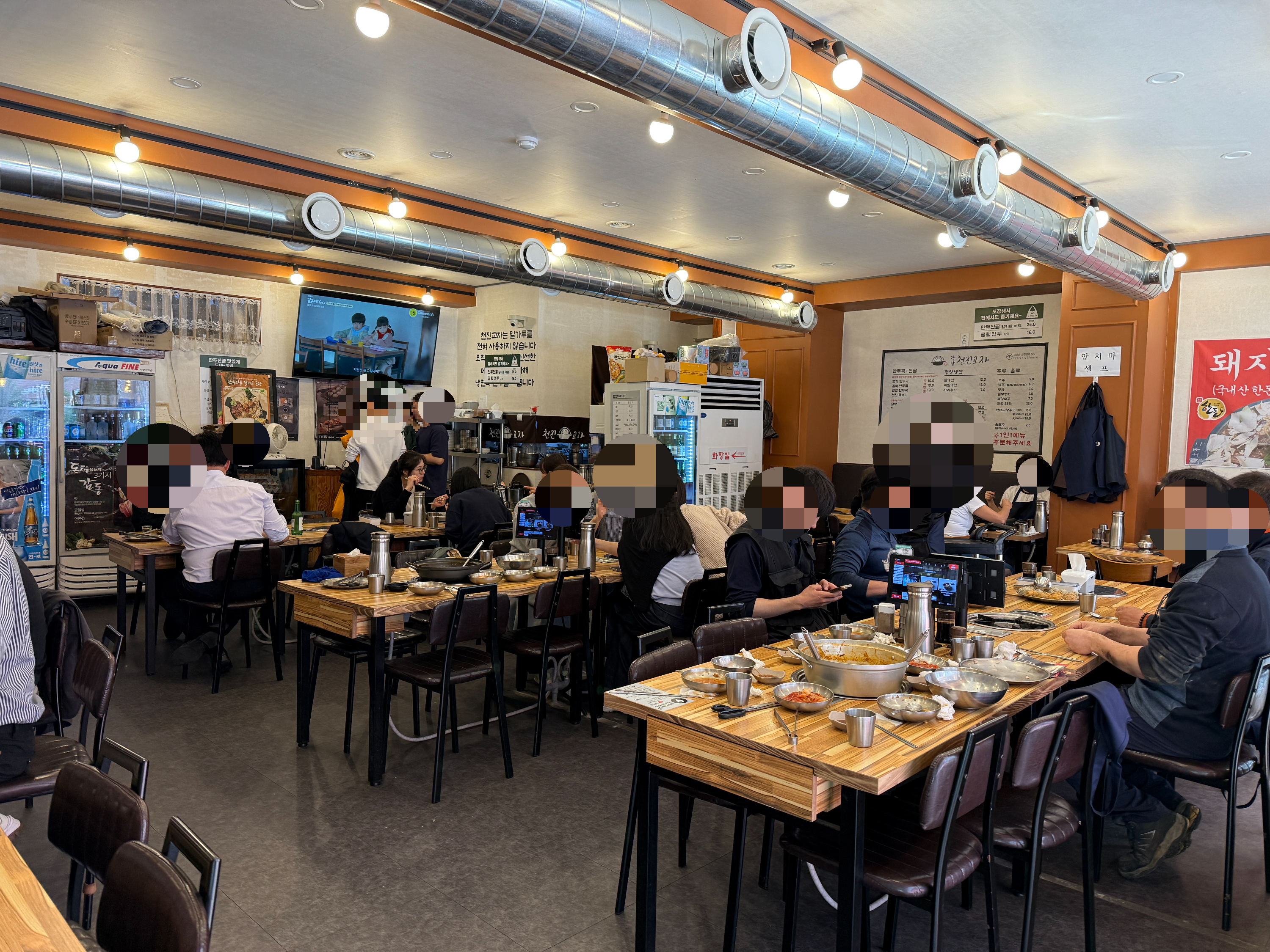 서울 교대역 점심 맛집 천진교자 실내 테이블