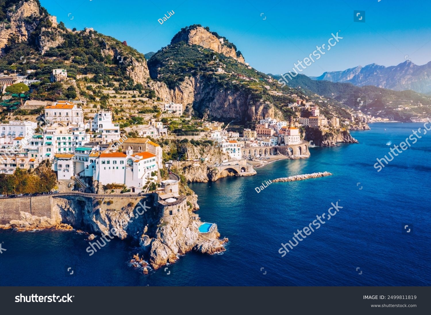 이탈리아 아말피 해안 (Amalfi Coast)에 위치한 아트라니 (Atrani)의 유명한 해안 마을의 공중 촬영 전망.