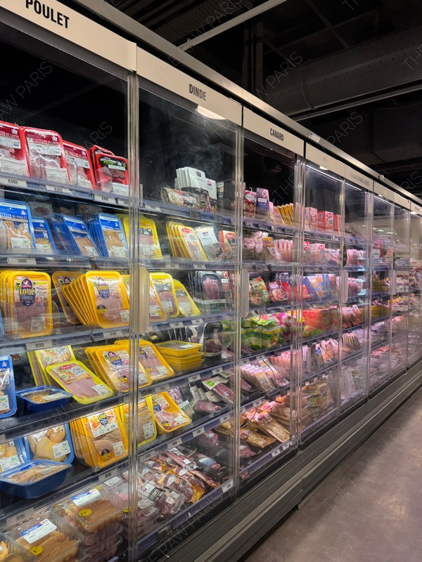 마트 고기 코너 다양한 종류의 고기가 있어요