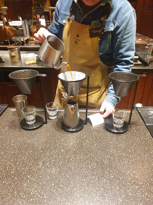 바리스타가 추출된 차로 커피를 추출하고 있는 모습