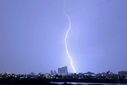 천둥 소리가 난다.
