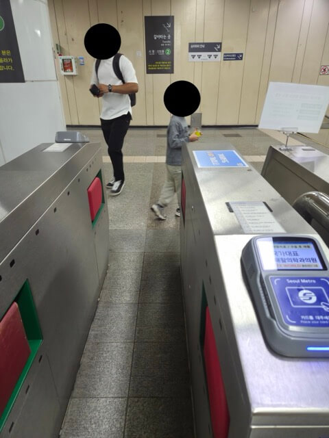 지하철 개찰구 들어가는 아이