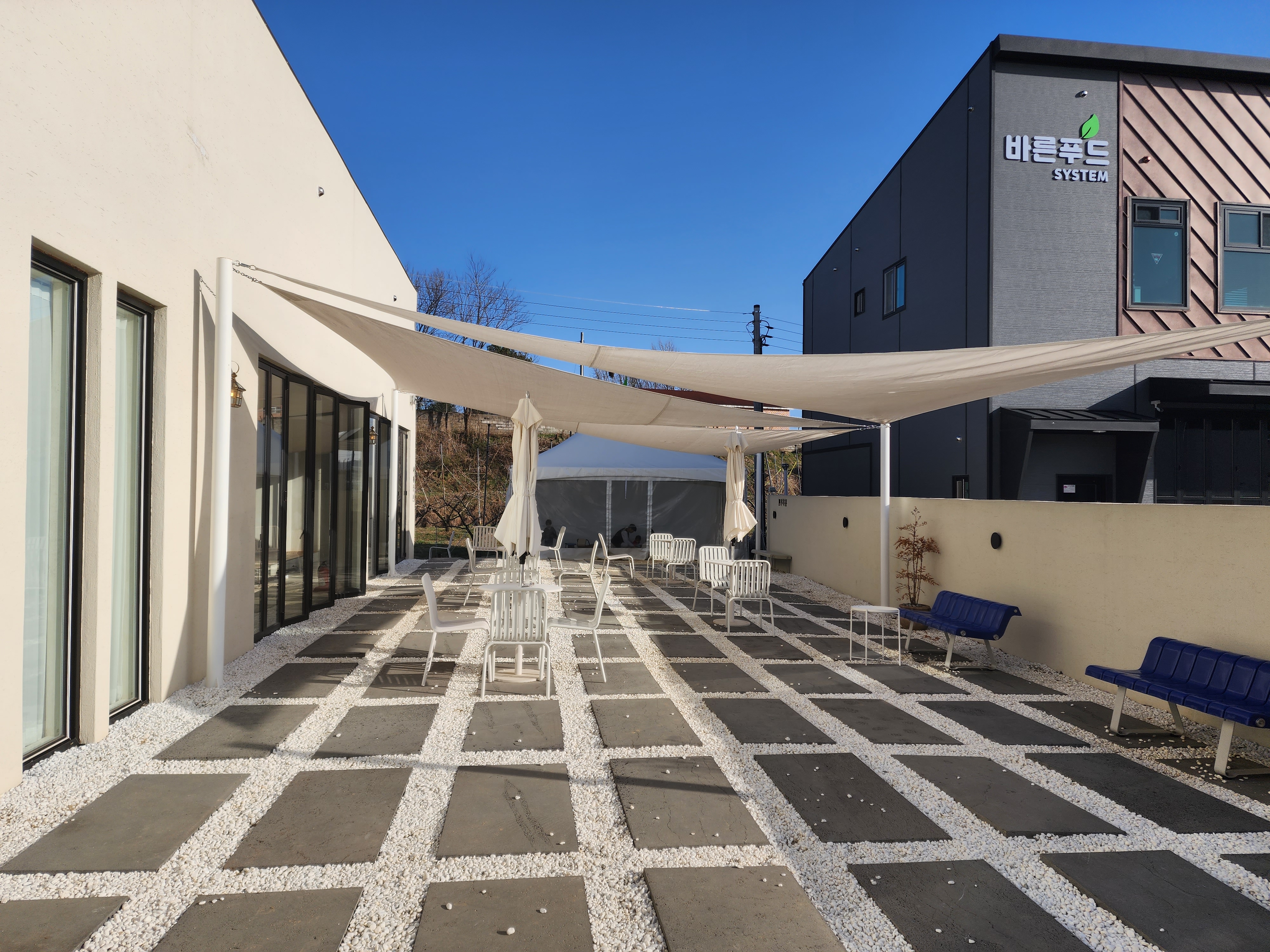 사계공존 카페 외부 테라스