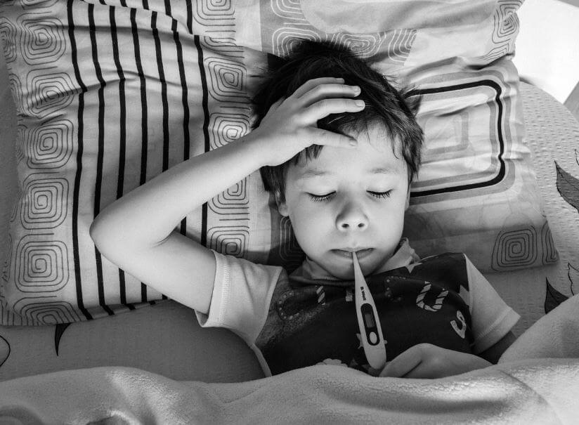 구내염으로 열이 나는 어린이